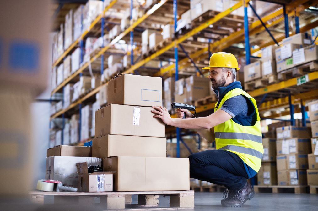 Worker in warehouse with packages - ergo considerations